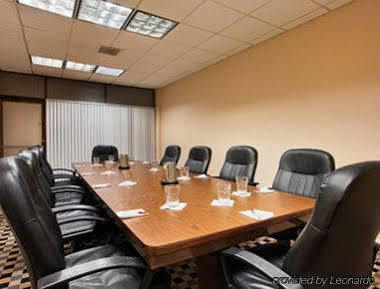 Ramada By Wyndham Westshore Airport South 3*